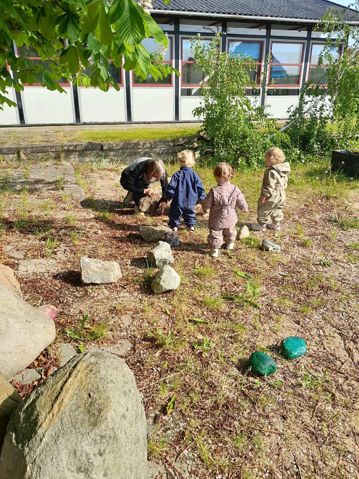 Børn og pædagog i Tjærbyvejens Vuggestue