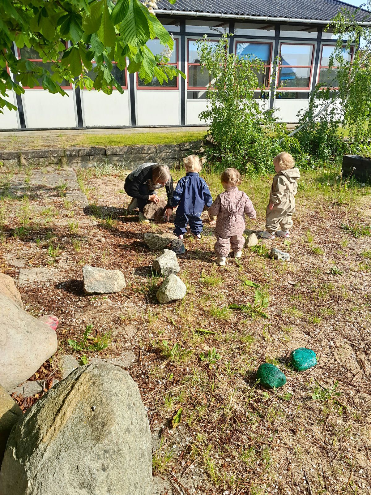 Børn og pædagog i Tjærbyvejens Vuggestue