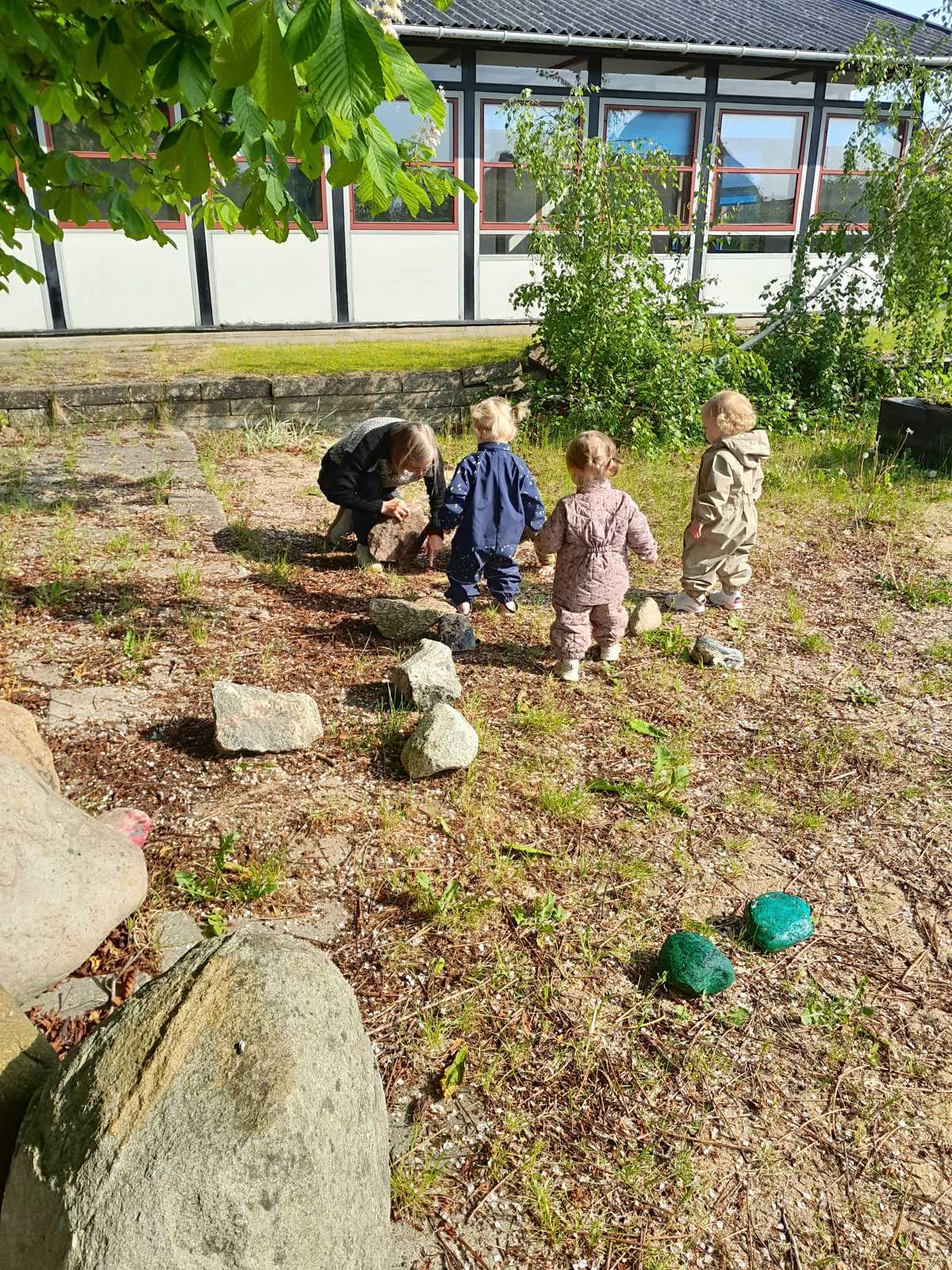 Børn og pædagog i Tjærbyvejens Vuggestue
