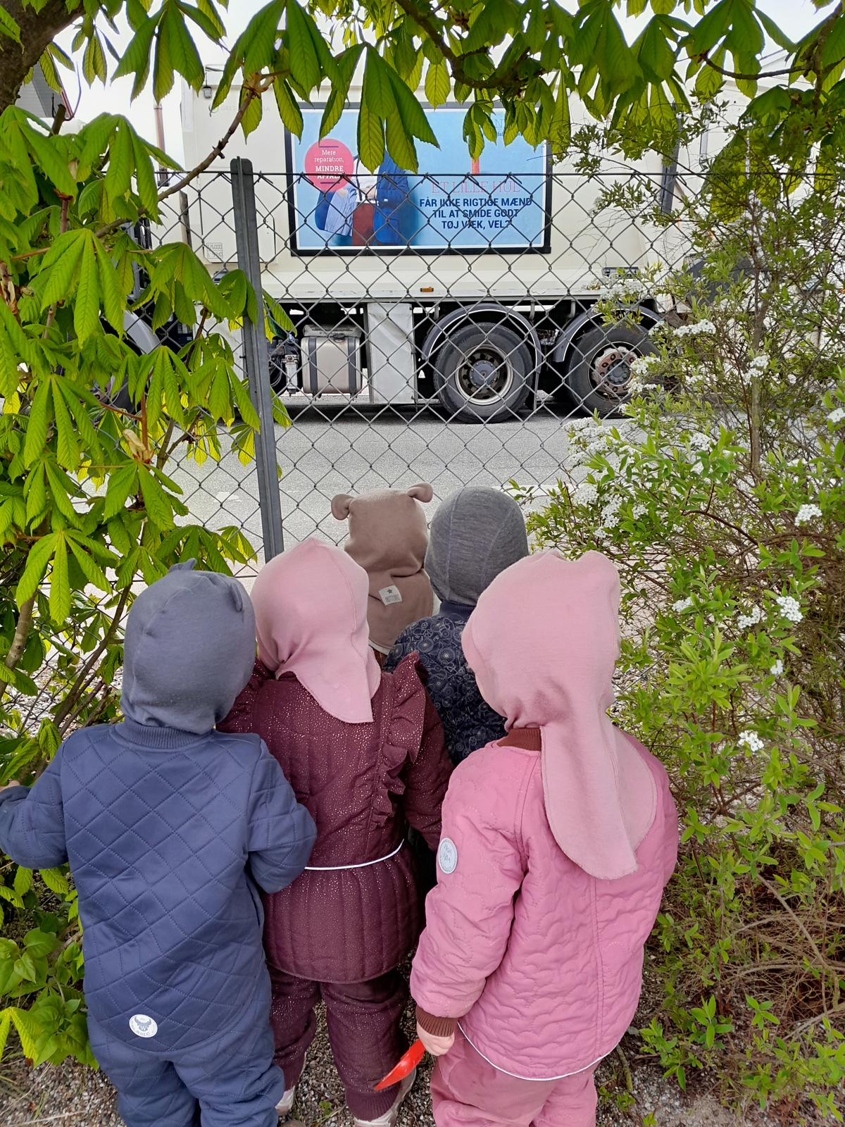 Barn i Tjærbyvejens Vuggestue kigger på lastbil