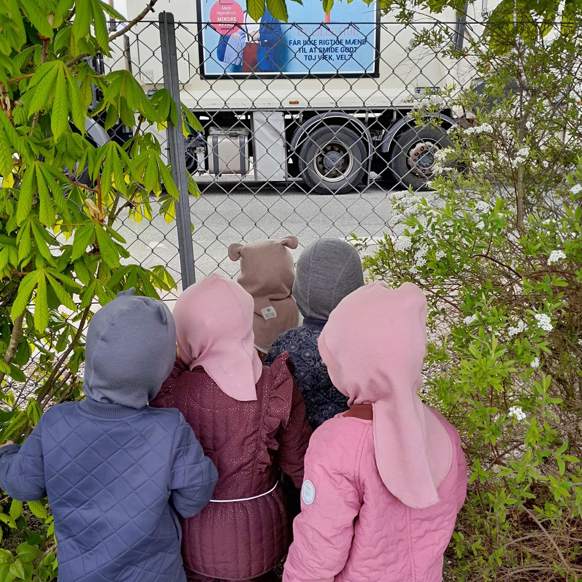 Barn i Tjærbyvejens Vuggestue kigger på lastbil