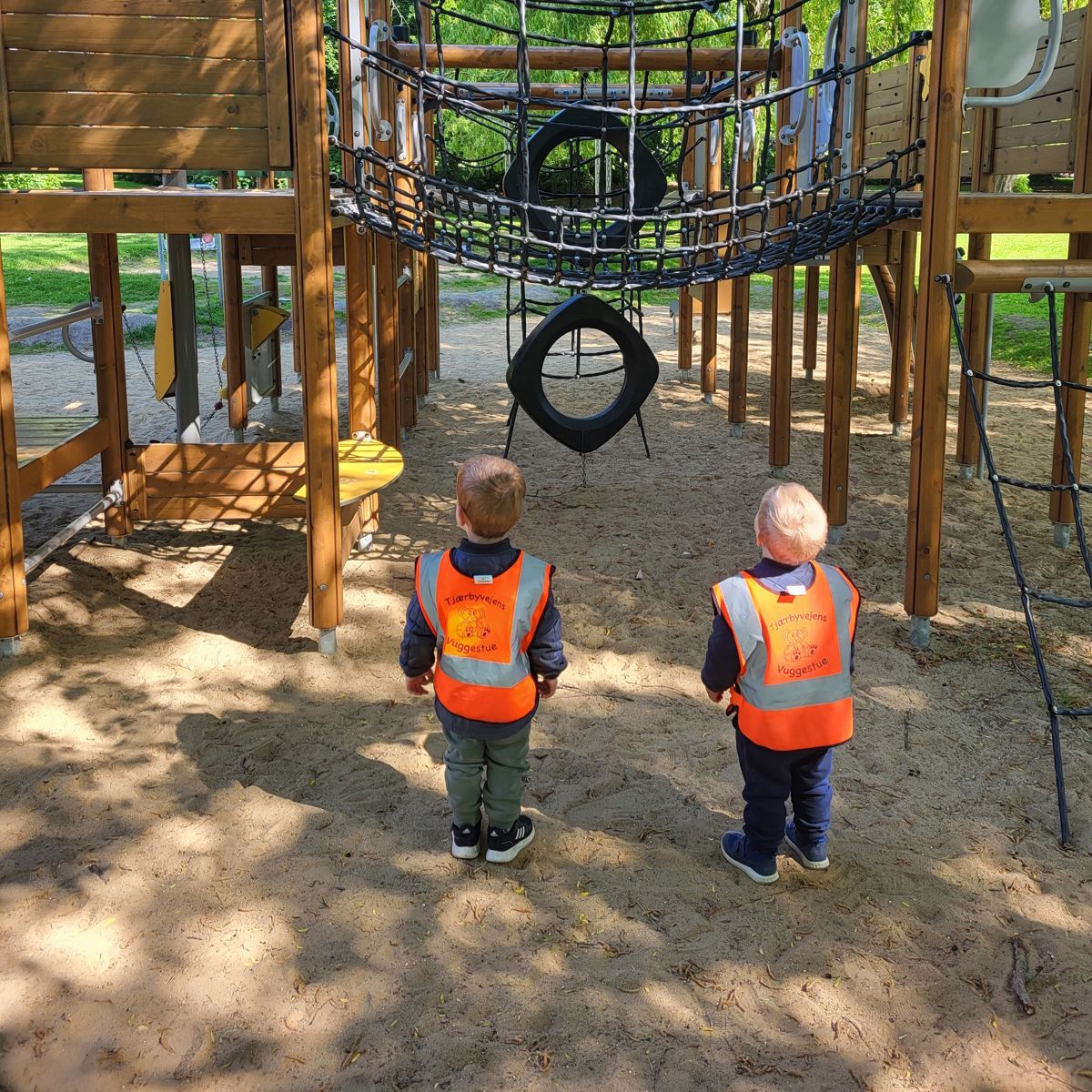 Børn på legepladsen i Tjærbyvejens Vuggestue