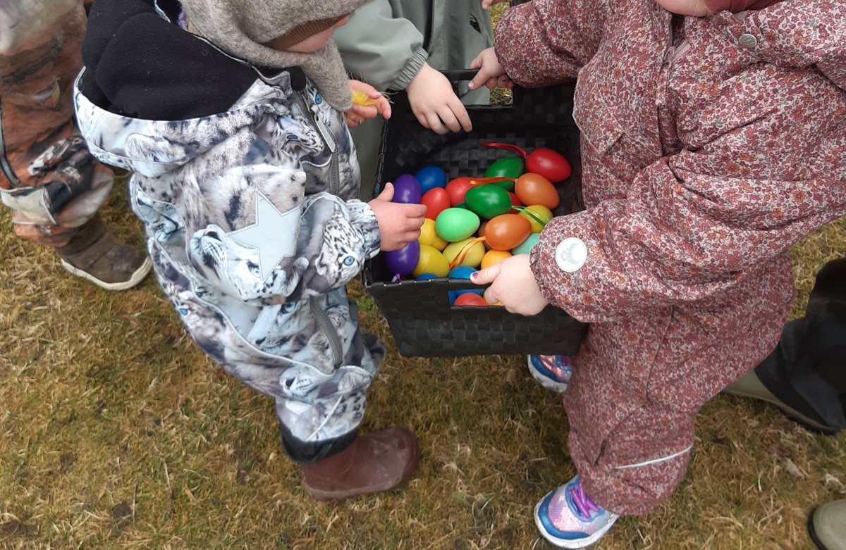 Børn leger med påskeæg i Tjærbyvejens Vuggestue
