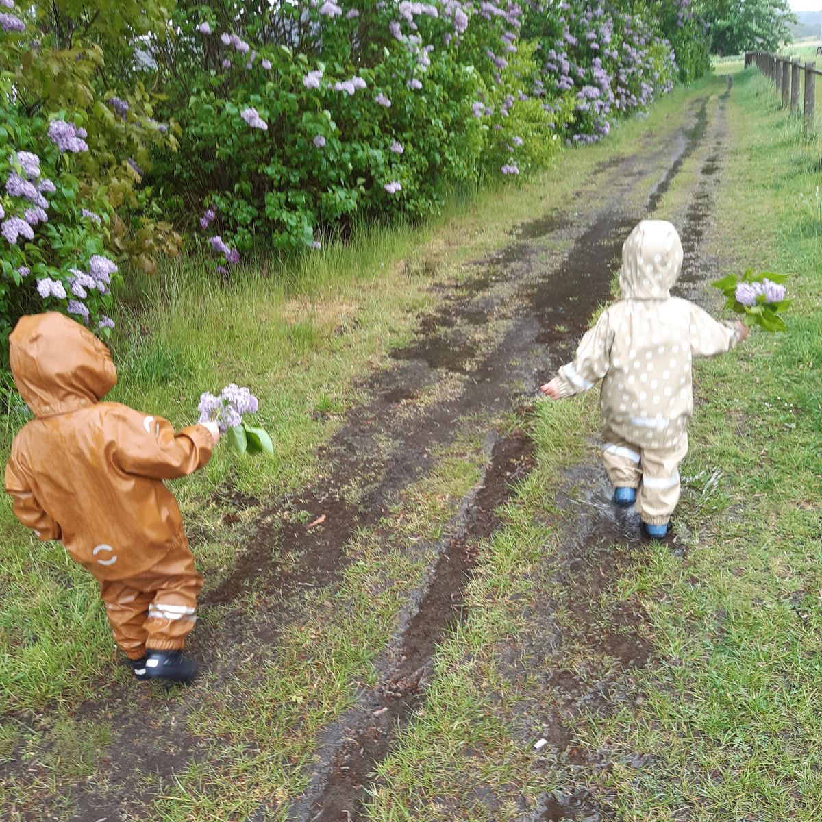 Børn fra Tjærbyvejens Vuggestue med blomster