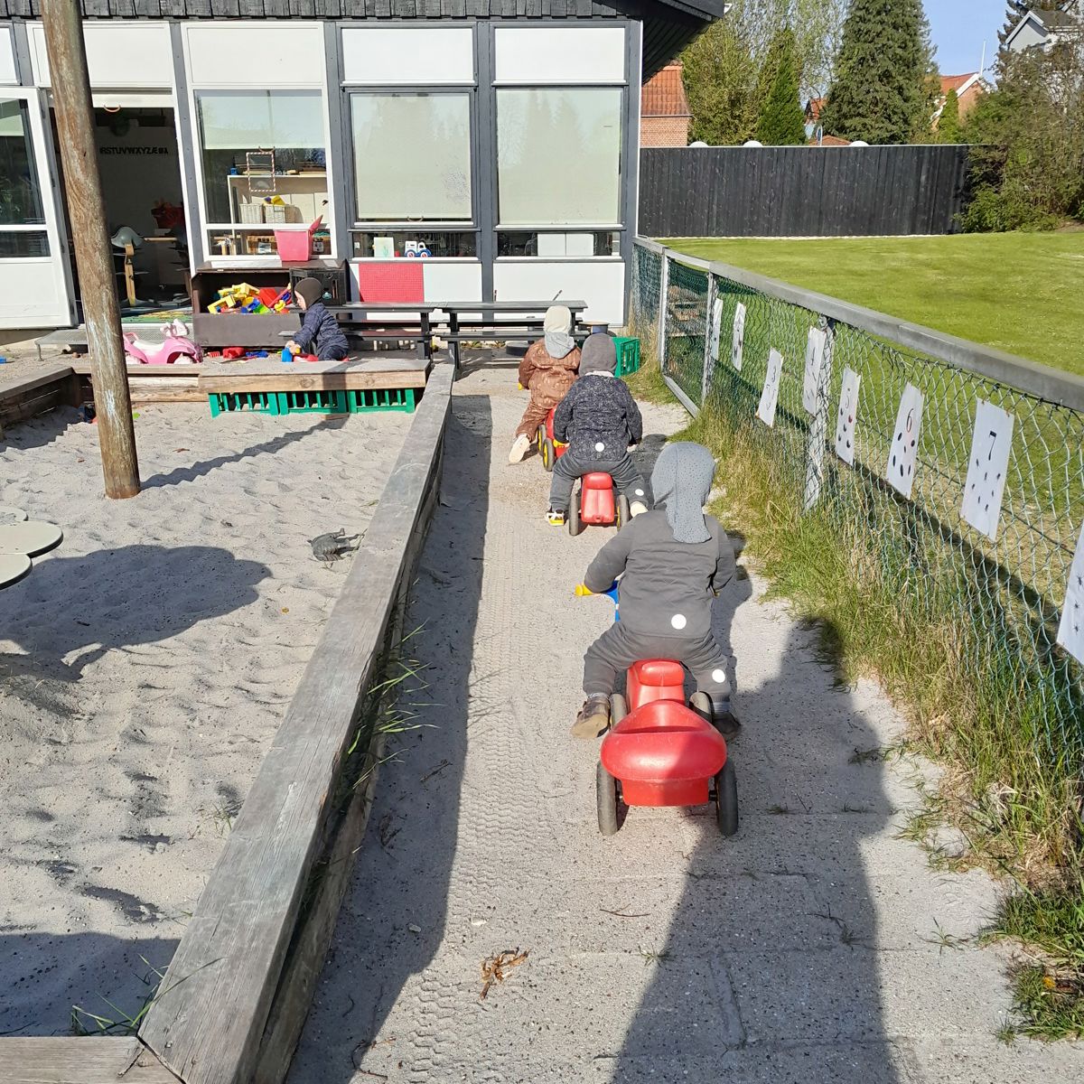 Børn på legepladsen i Tjærbyvejens Vuggestue