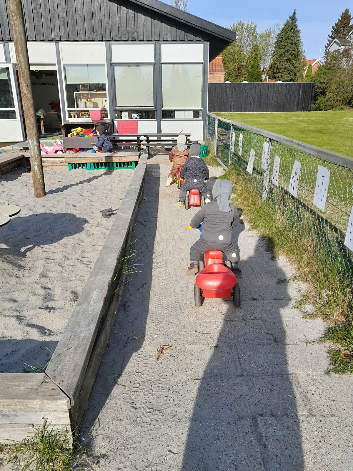 Børn på legepladsen i Tjærbyvejens Vuggestue