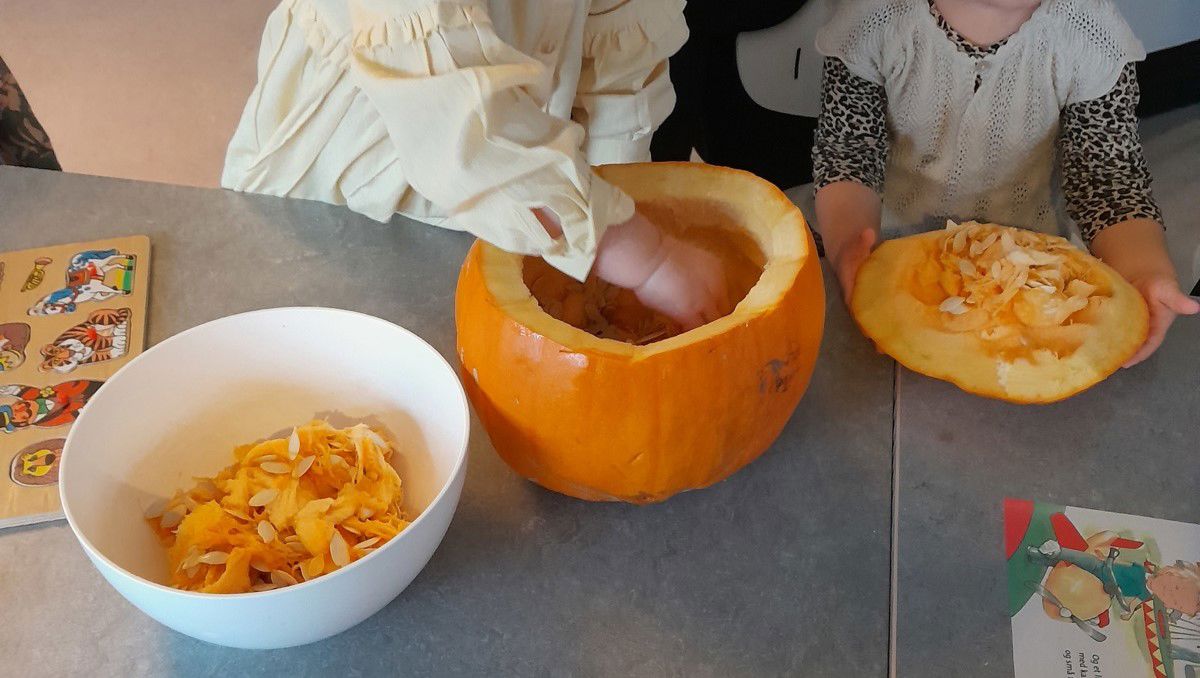 Børn udhuler græskar i Tjærbyvejens Vuggestue