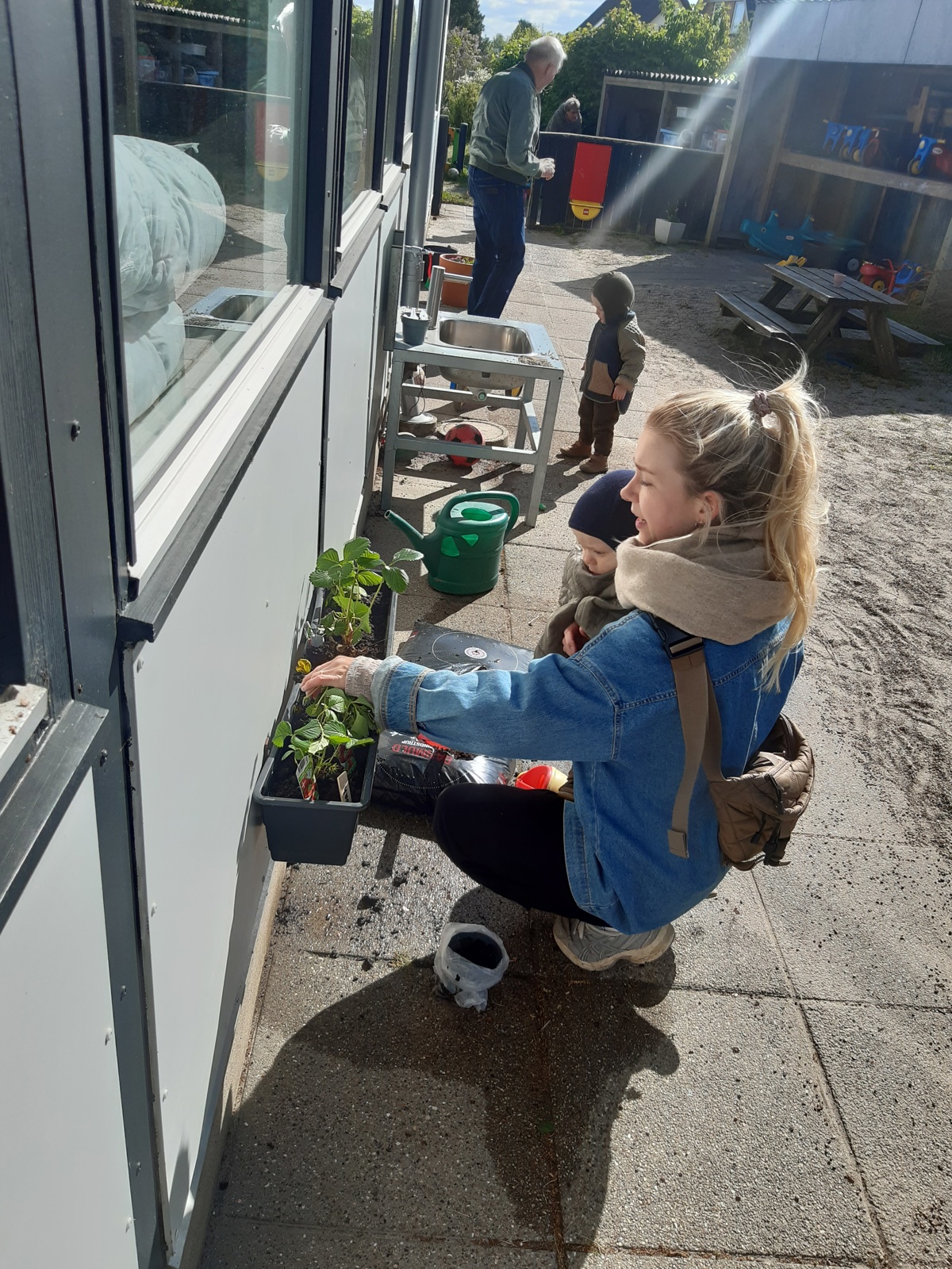 Pædagoger og børn i Tjærbyvejens Vuggestue