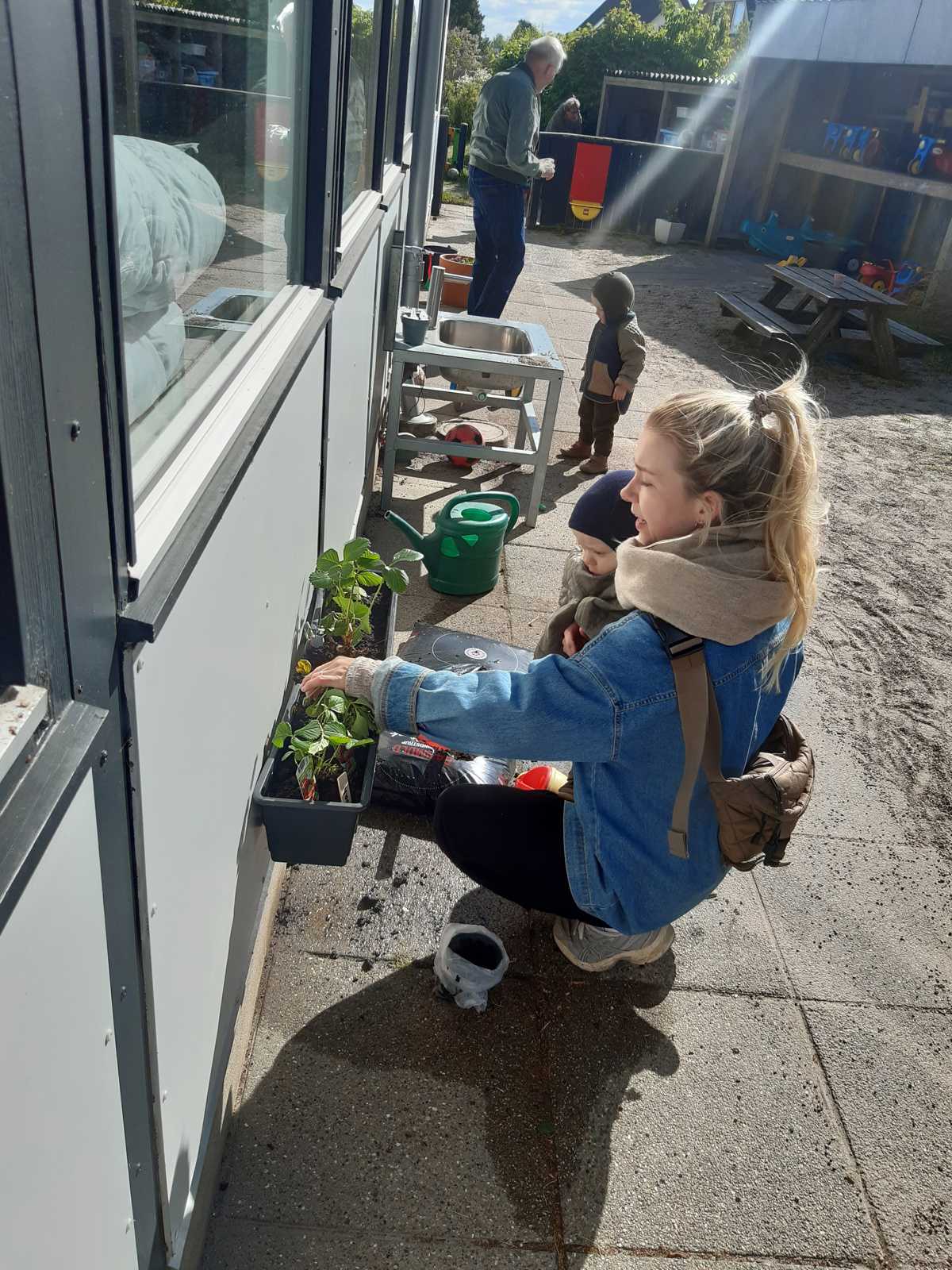 Pædagoger og børn i Tjærbyvejens Vuggestue